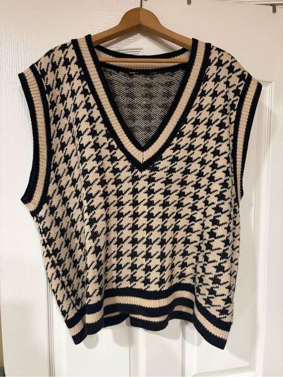 SHEIN Sweaters - SHEIN Black & Cream Houndstooth V-Neck Sweater Vest